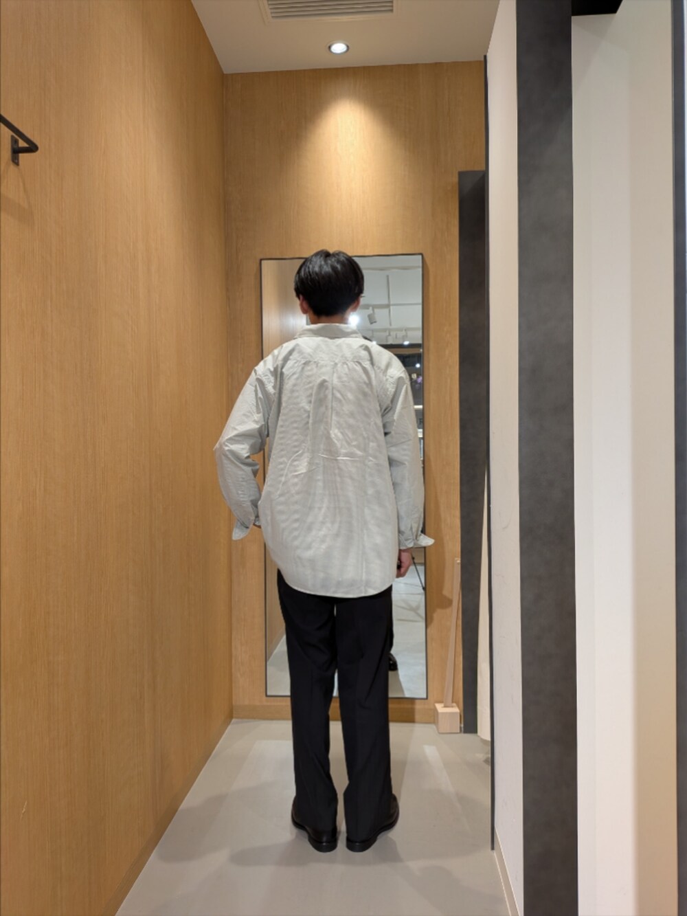 ベージュ系のシャツ/ブラウス、ブラック系のスーツパンツ、ブラック系のドレスシューズを着用したメンズの冬コーディネートの3枚目の写真