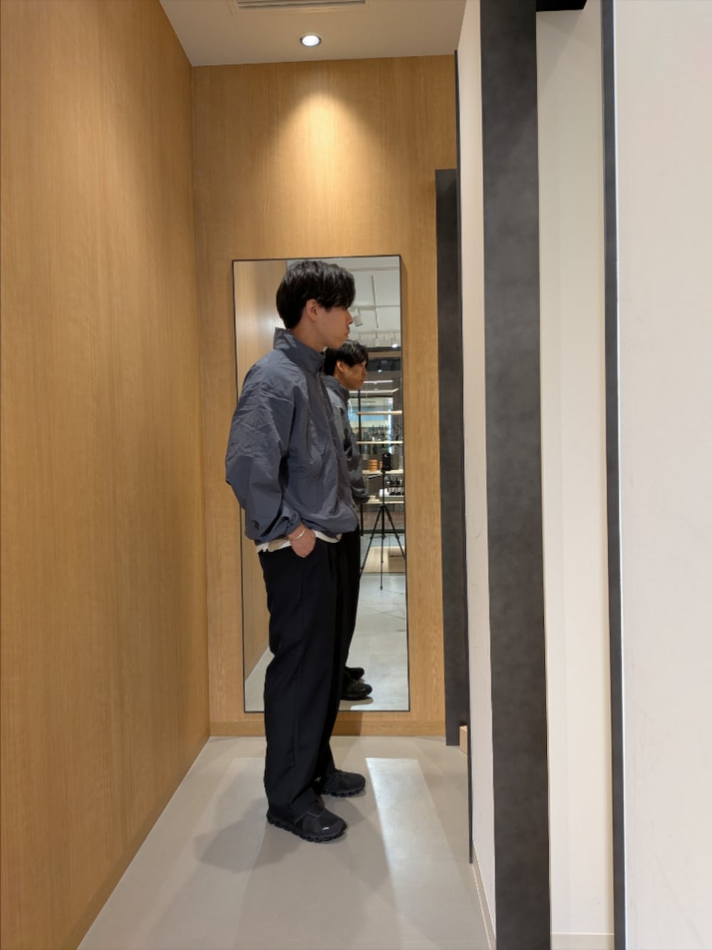 ブルー系のその他パンツ、ブラック系のスニーカーを着用したメンズの冬コーディネートの2枚目の写真