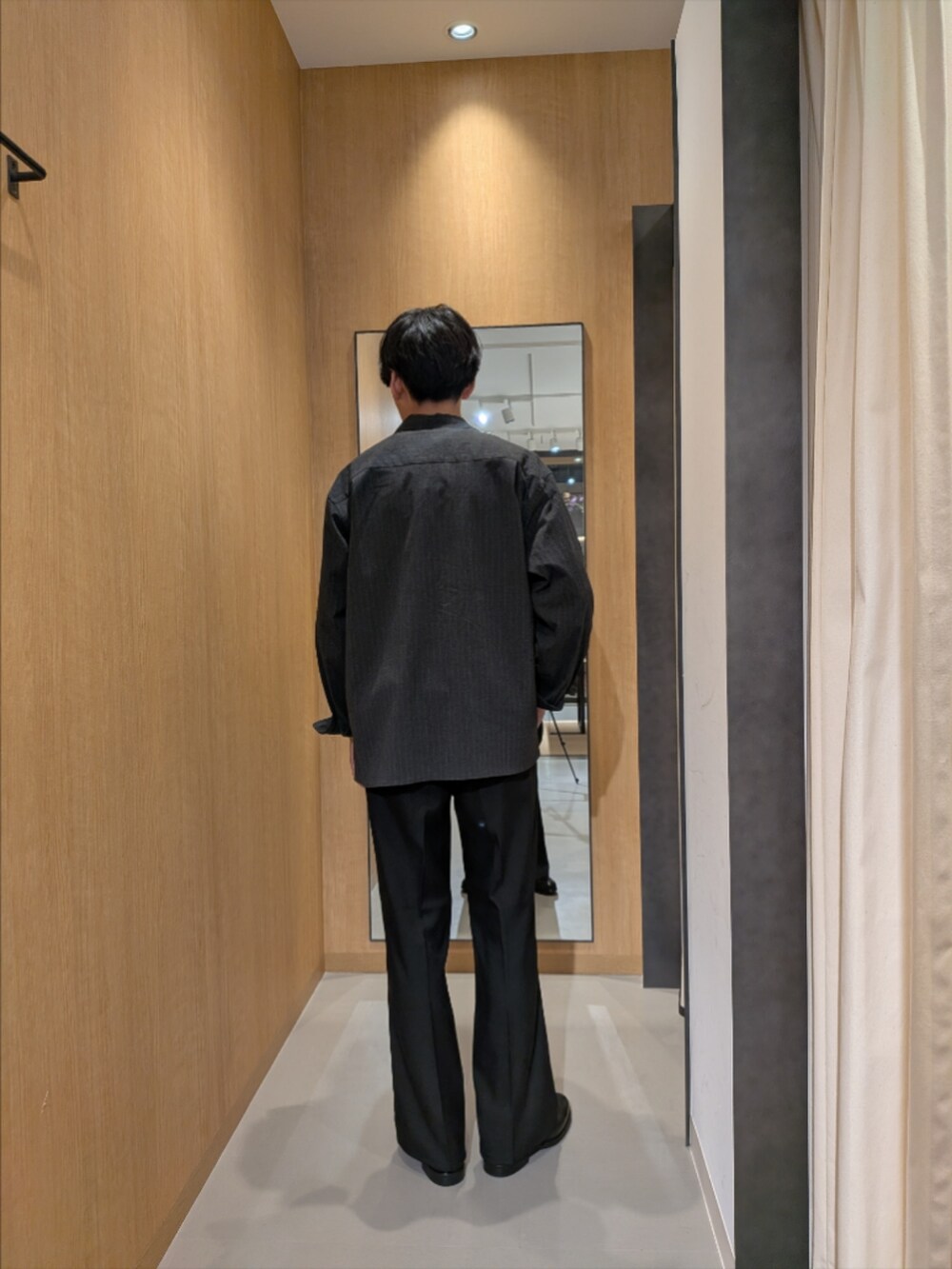 ホワイト系のニット/セーター、グレー系のその他アウター、ブラック系のドレスシューズを着用したメンズの冬コーディネートの2枚目の写真