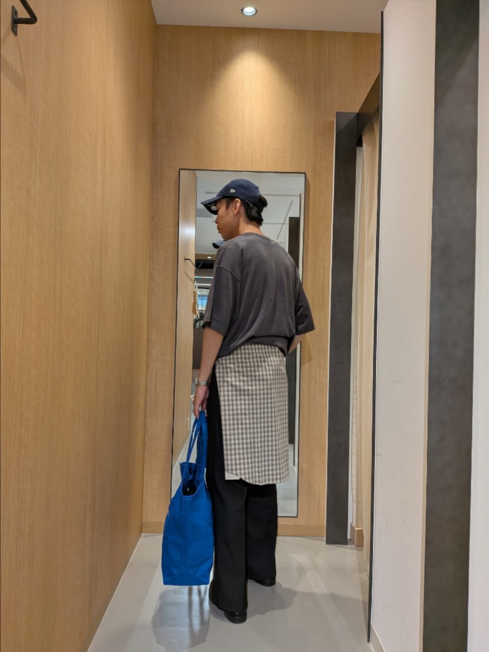 グレー系のTシャツ/カットソー、ブルー系のトートバッグ、グレー系のシャツ/ブラウスを着用したメンズの春コーディネートの2枚目の写真