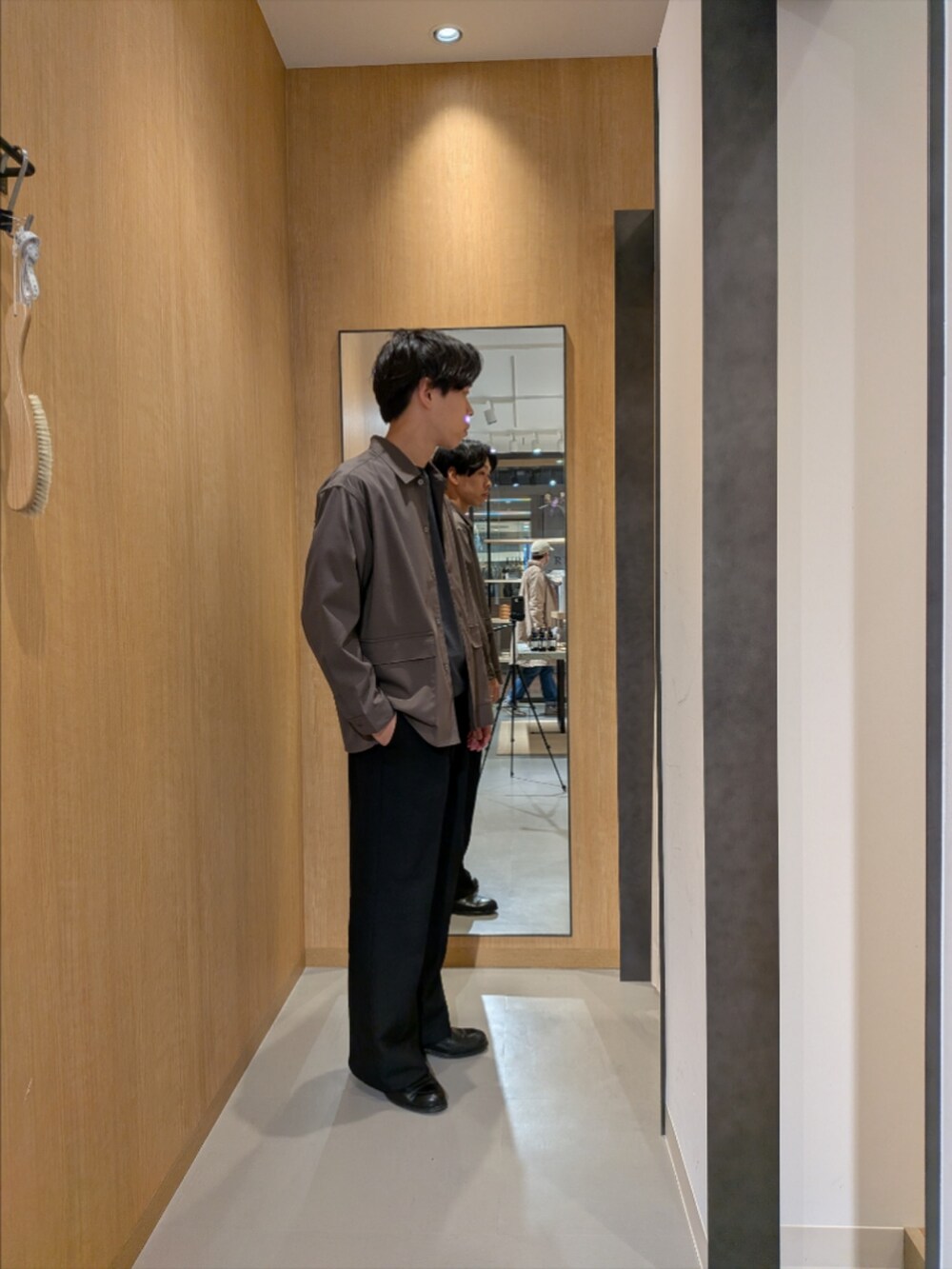 ブラウン系のその他アウター、グレー系のニット/セーター、ブラック系のドレスシューズを着用したメンズの冬コーディネートの2枚目の写真