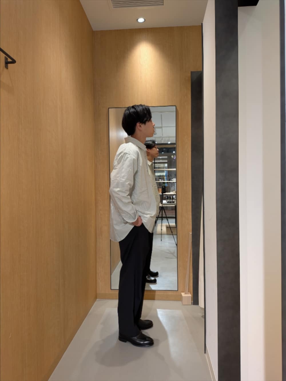 ベージュ系のシャツ/ブラウス、ブラック系のスーツパンツ、ブラック系のドレスシューズを着用したメンズの冬コーディネートの2枚目の写真