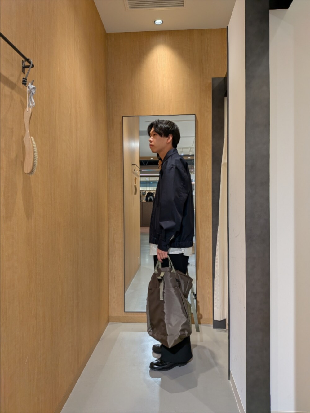 ブルー系のブルゾン、ベージュ系のシャツ/ブラウス、ブラック系のドレスシューズを着用したメンズの冬コーディネートの5枚目の写真