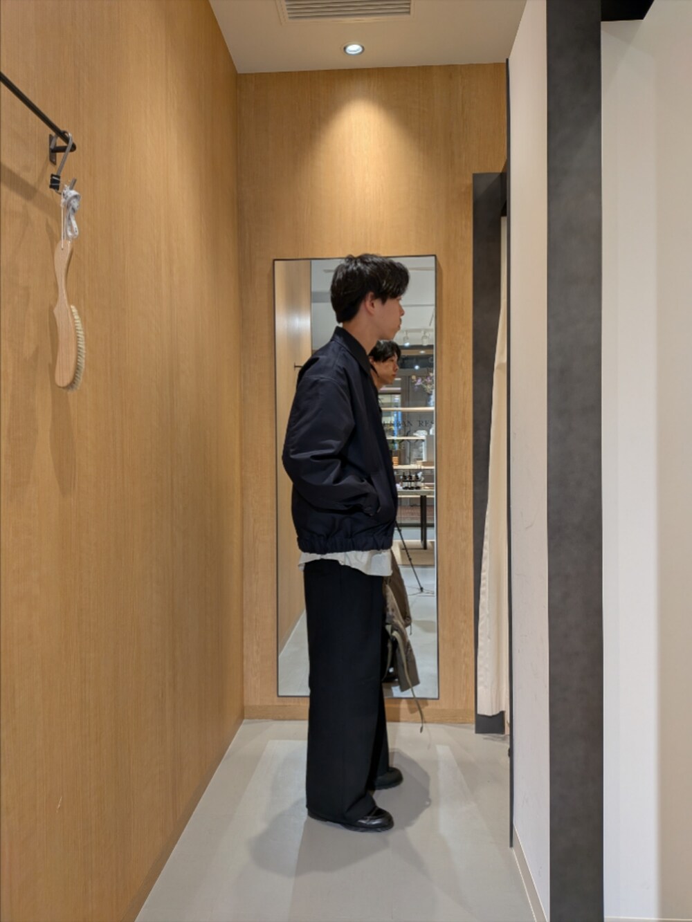 ブルー系のブルゾン、ベージュ系のシャツ/ブラウス、ブラック系のドレスシューズを着用したメンズの冬コーディネートの3枚目の写真