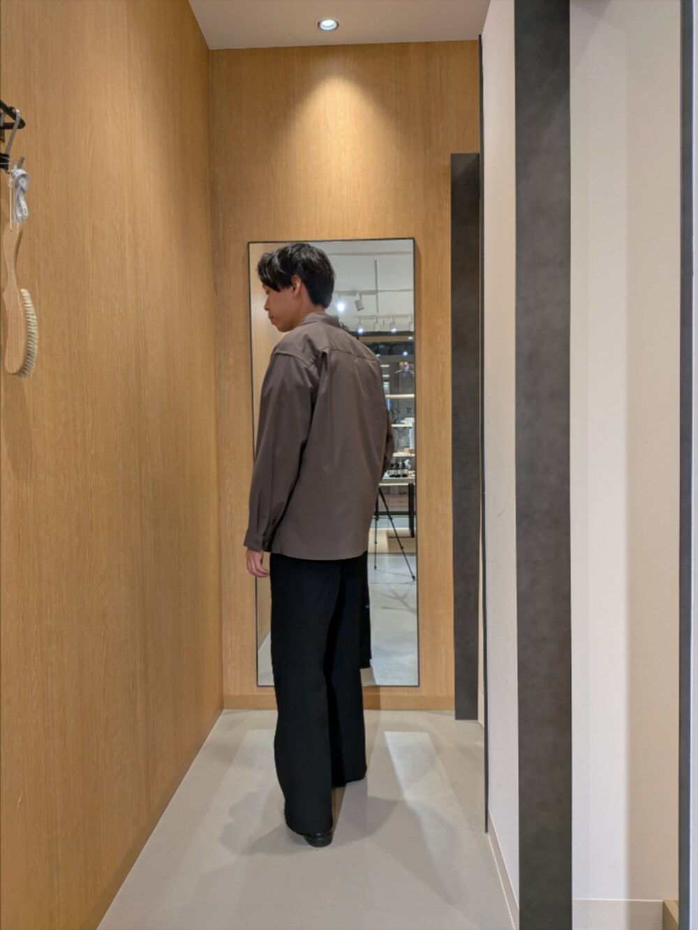 ブラウン系のその他アウター、グレー系のニット/セーター、ブラック系のドレスシューズを着用したメンズの冬コーディネートの3枚目の写真