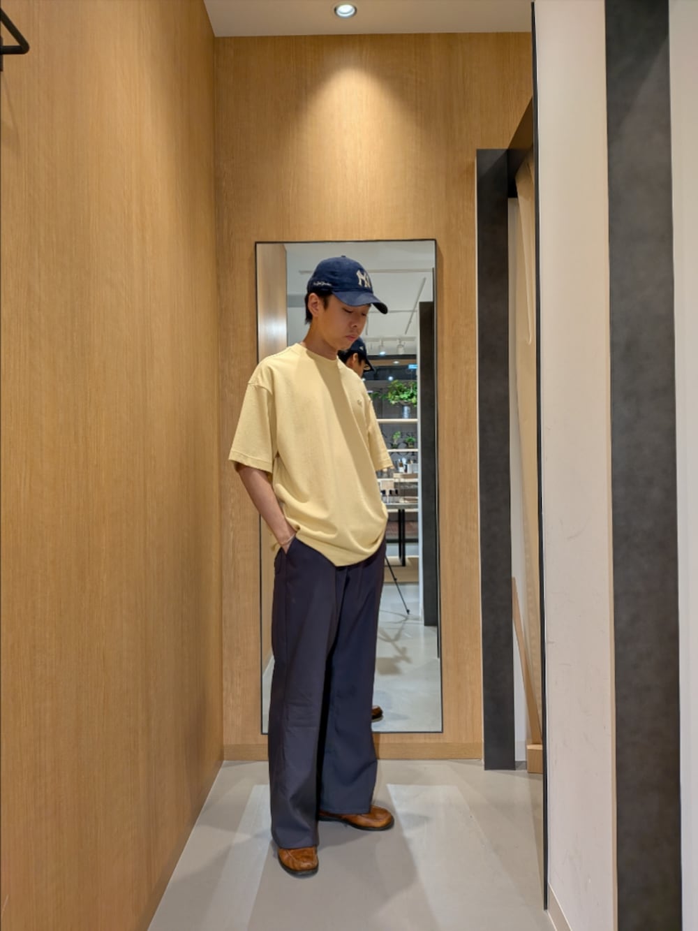 イエロー系のTシャツ/カットソー、ブルー系のキャップを着用したメンズの夏コーディネートの2枚目の写真