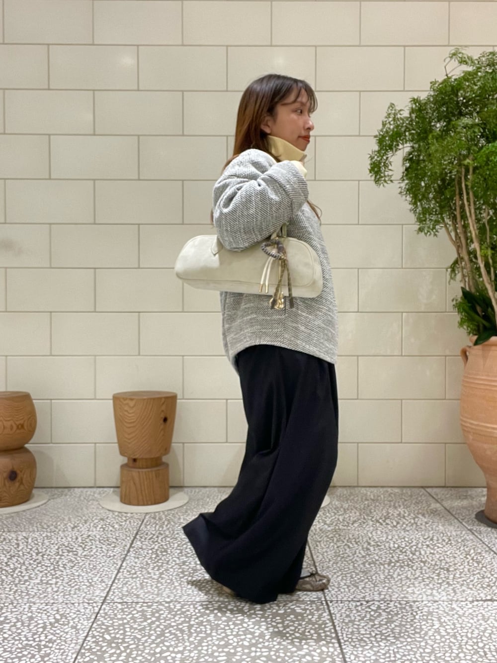 その他のその他アウター、ホワイト系のショルダーバッグ、グレー系のキーケース/キーアクセサリーを着用したレディースの春コーディネートの2枚目の写真