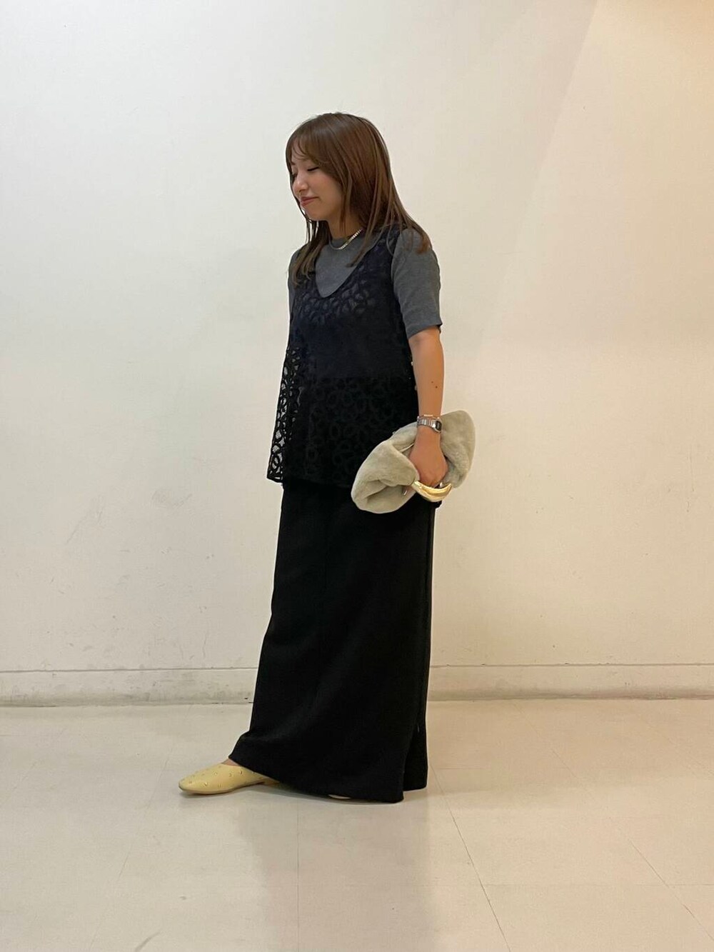 ベージュ系のパンプス、ブラック系のスカート、グレー系のニット/セーターを着用したレディースの夏コーディネートの4枚目の写真