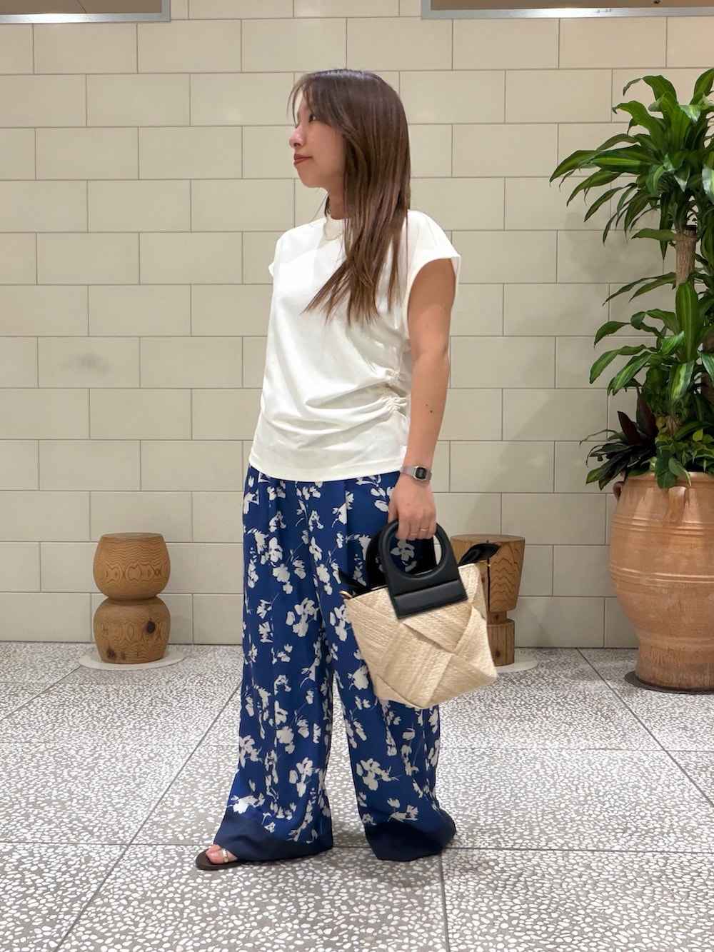 ホワイト系のTシャツ/カットソー、ブルー系のその他パンツ、ベージュ系のショルダーバッグを着用したレディースの夏コーディネートの2枚目の写真