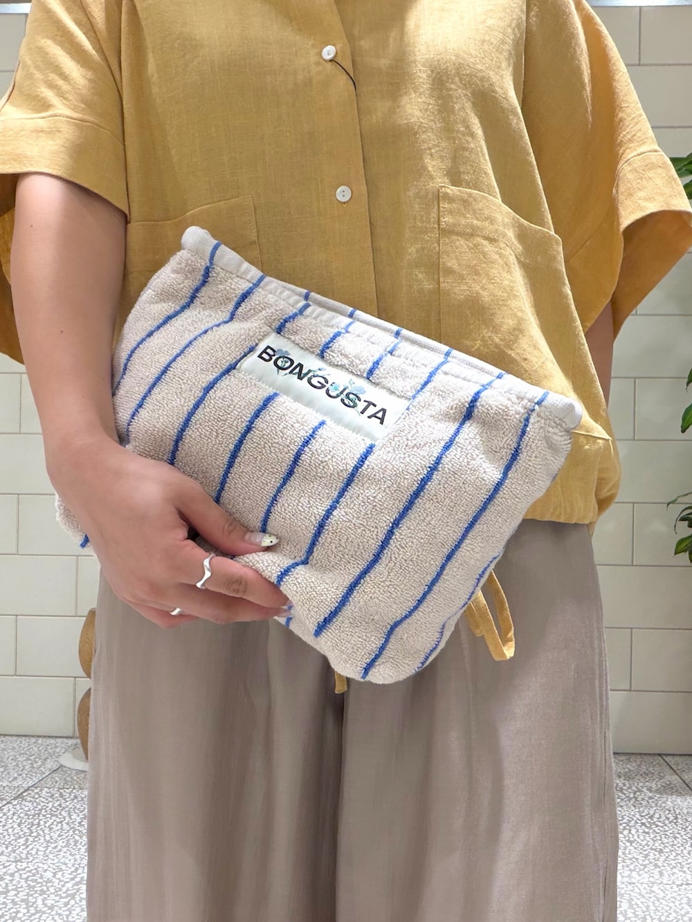 ベージュ系のシャツ/ブラウス、ベージュ系のその他パンツ、ブラック系のサンダルを着用したレディースの夏コーディネートの4枚目の写真