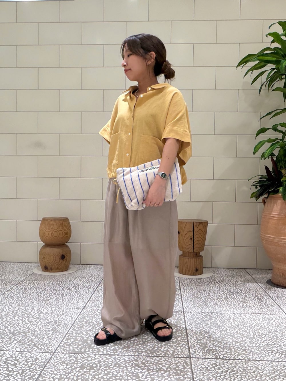 ベージュ系のシャツ/ブラウス、ベージュ系のその他パンツ、ブラック系のサンダルを着用したレディースの夏コーディネートの2枚目の写真