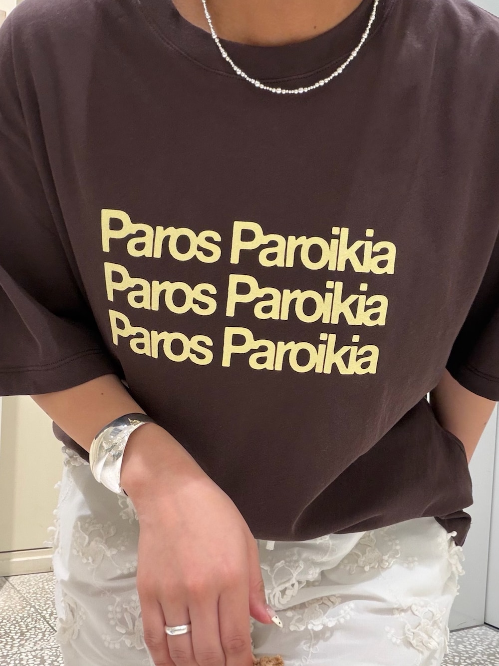 ブラウン系のTシャツ/カットソー、ホワイト系のその他パンツ、ホワイト系のその他シューズを着用したレディースの夏コーディネートの3枚目の写真