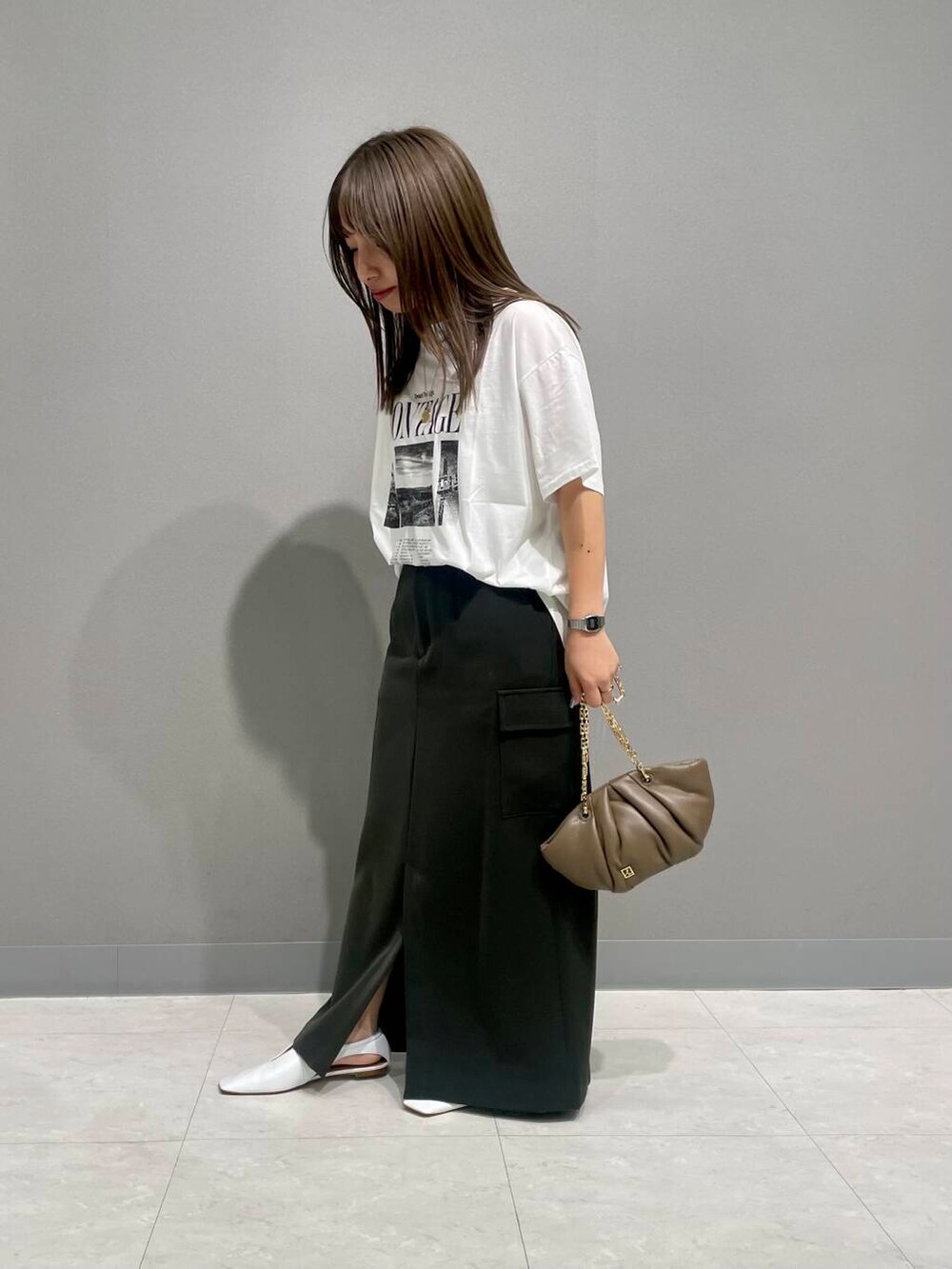 ホワイト系のTシャツ/カットソー、ブラック系のその他アウター、ブラウン系のハンドバッグを着用したレディースの夏コーディネートの6枚目の写真