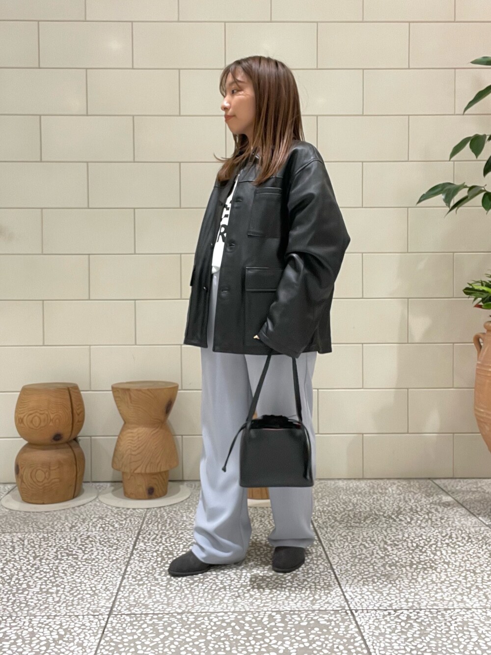 ブラック系のその他アウター、ホワイト系のTシャツ/カットソー、ブルー系のパンツを着用したレディースの夏コーディネートの2枚目の写真