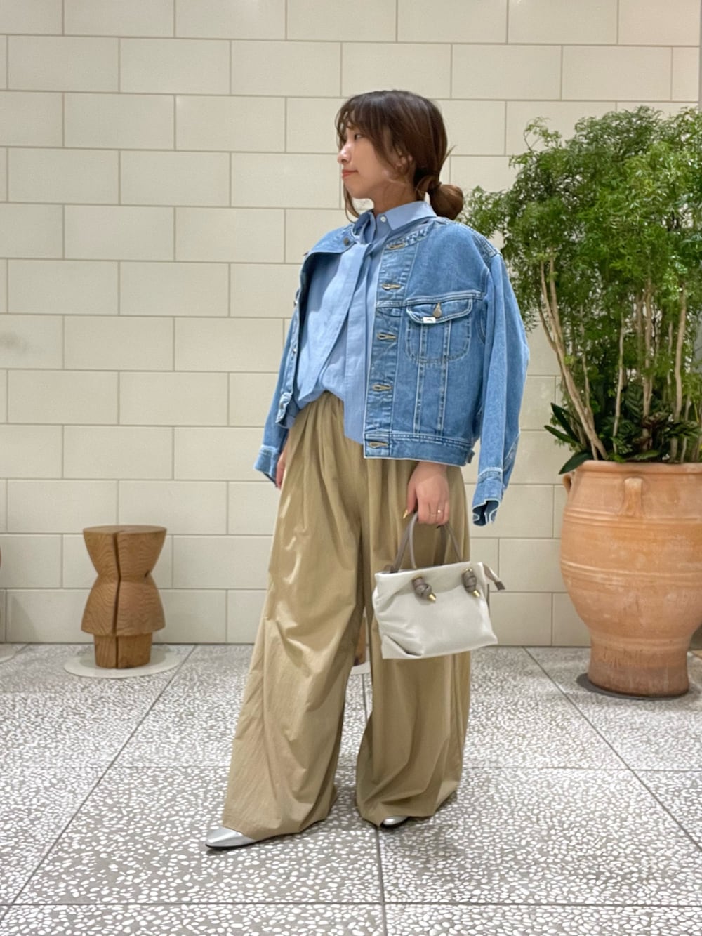 ブルー系のシャツ/ブラウス、ブルー系のデニムジャケット、シルバー系のパンプスを着用したレディースの冬コーディネートの3枚目の写真