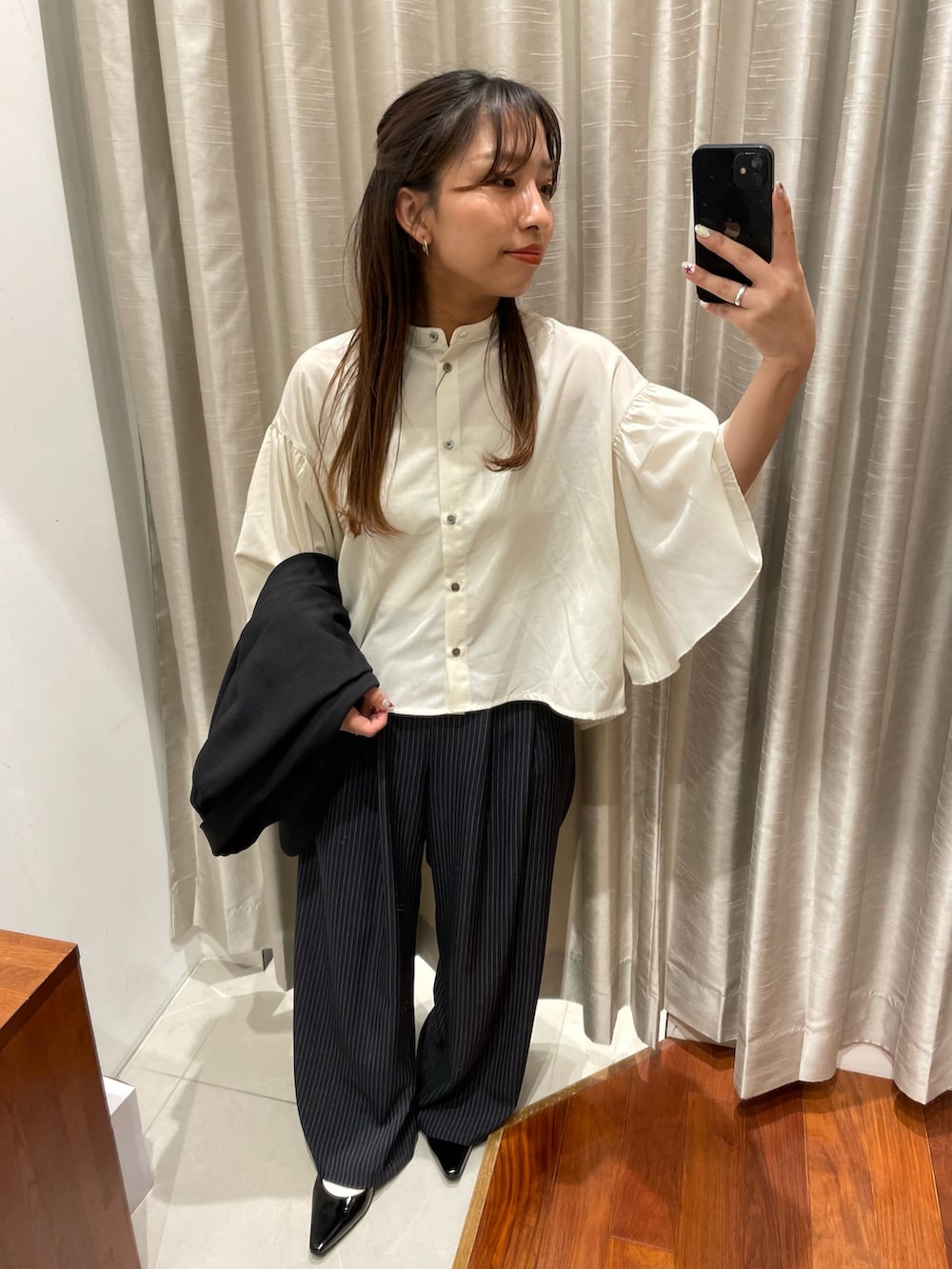 ブラック系のその他アウター、その他のその他パンツ、ブラック系のパンプスを着用したレディースの春コーディネートの2枚目の写真