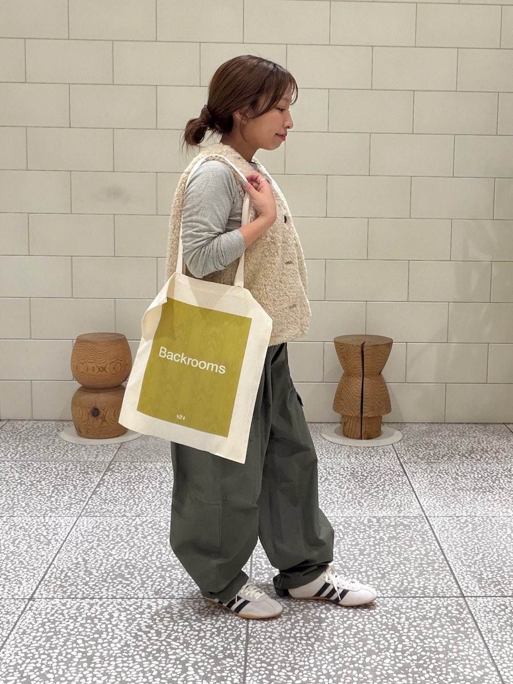 ベージュ系のダウンベスト、ホワイト系のTシャツ/カットソー、グリーン系のその他パンツを着用したレディースの秋コーディネートの2枚目の写真