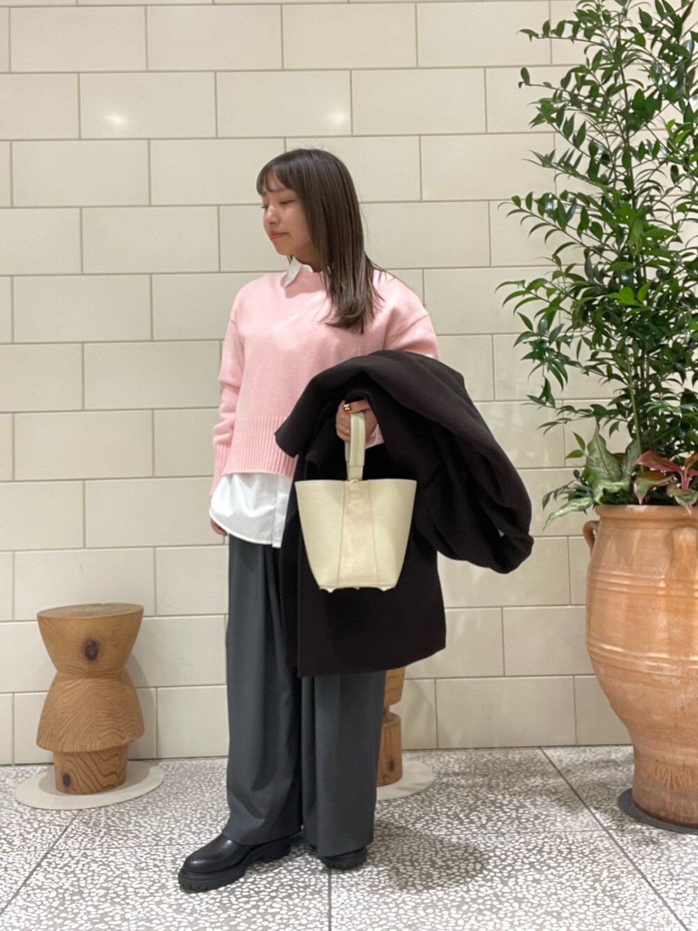 ブラウン系のその他アウター、ピンク系のニット/セーター、グレー系のその他パンツを着用したレディースの冬コーディネートの3枚目の写真