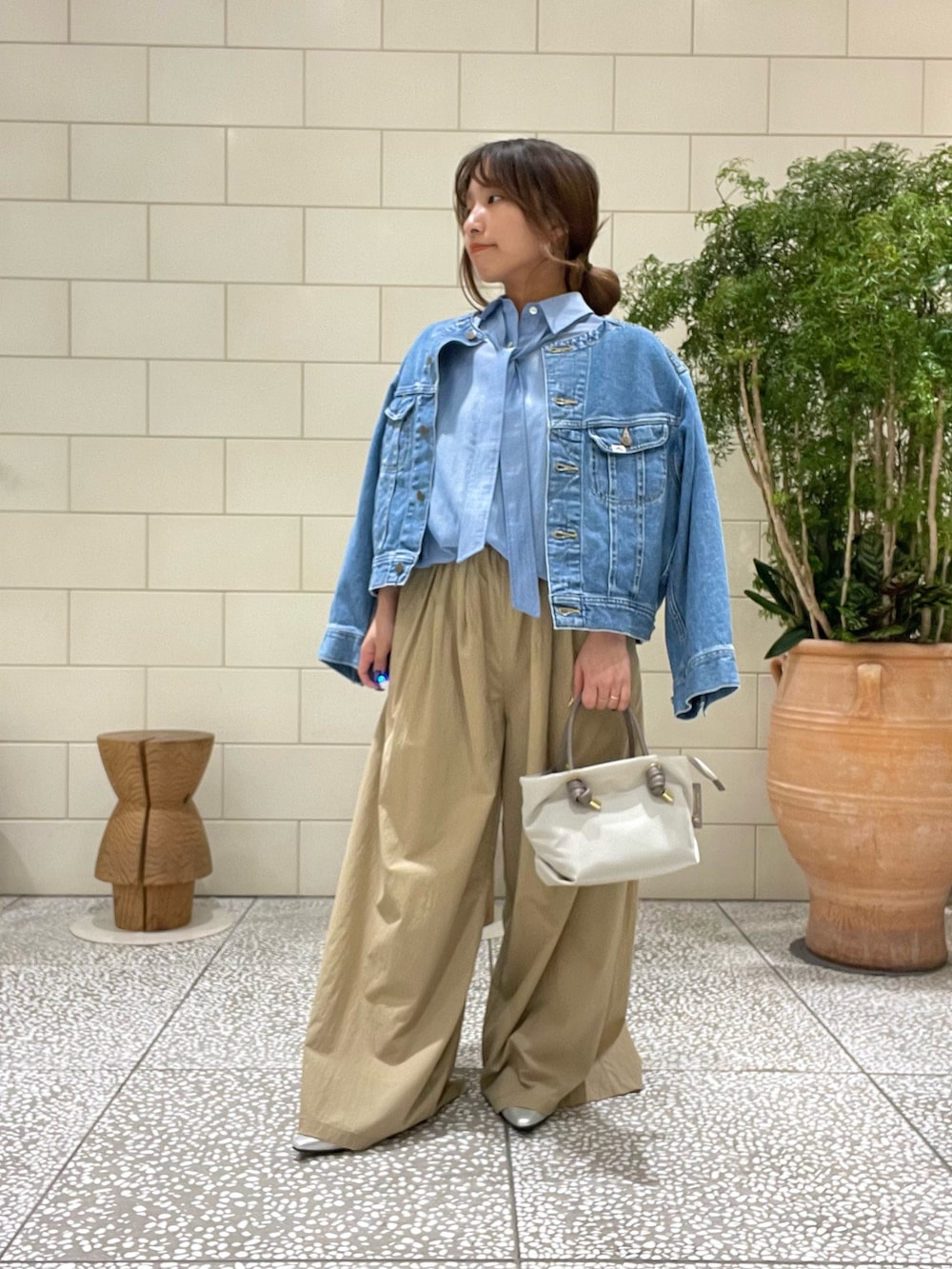 ブルー系のシャツ/ブラウス、ブルー系のデニムジャケット、シルバー系のパンプスを着用したレディースの冬コーディネートの2枚目の写真