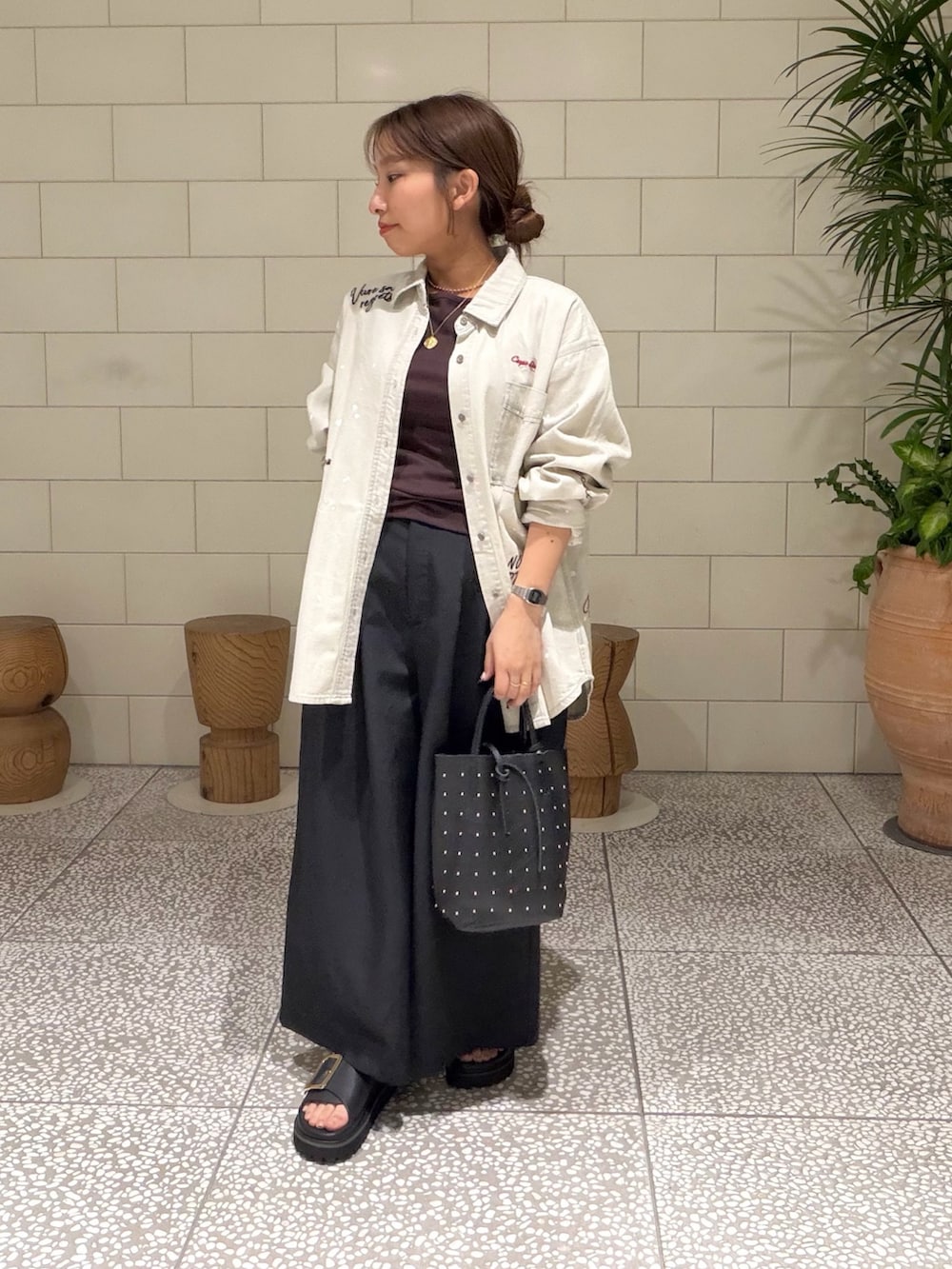 グレー系のシャツ/ブラウス、ブラウン系のタンクトップ、ブラック系のトートバッグを着用したレディースの夏コーディネートの2枚目の写真