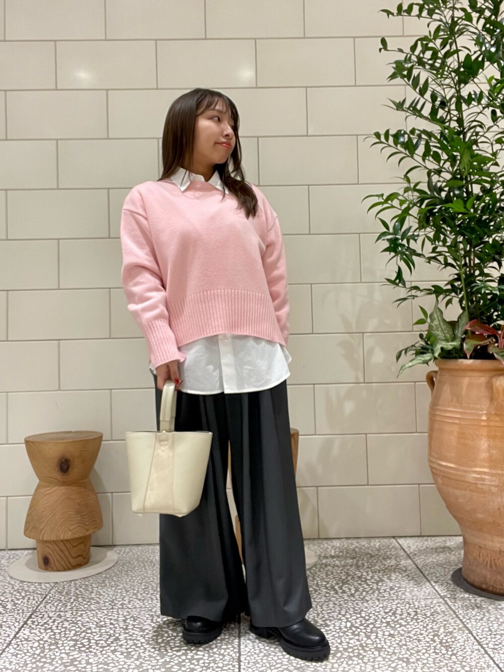 ブラウン系のその他アウター、ピンク系のニット/セーター、グレー系のその他パンツを着用したレディースの冬コーディネートの4枚目の写真