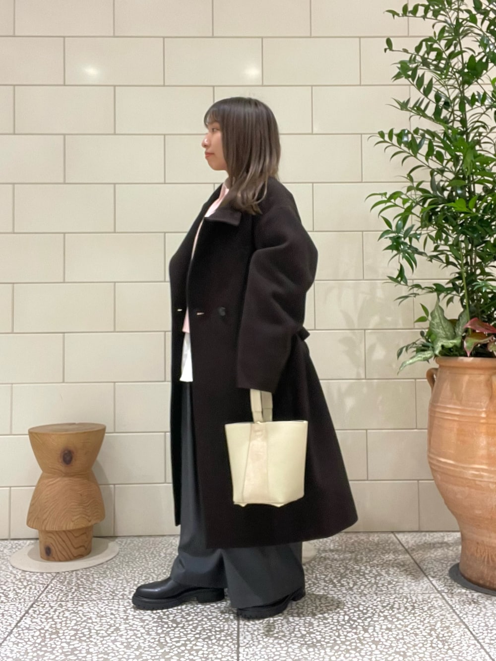 ブラウン系のその他アウター、ピンク系のニット/セーター、グレー系のその他パンツを着用したレディースの冬コーディネートの2枚目の写真