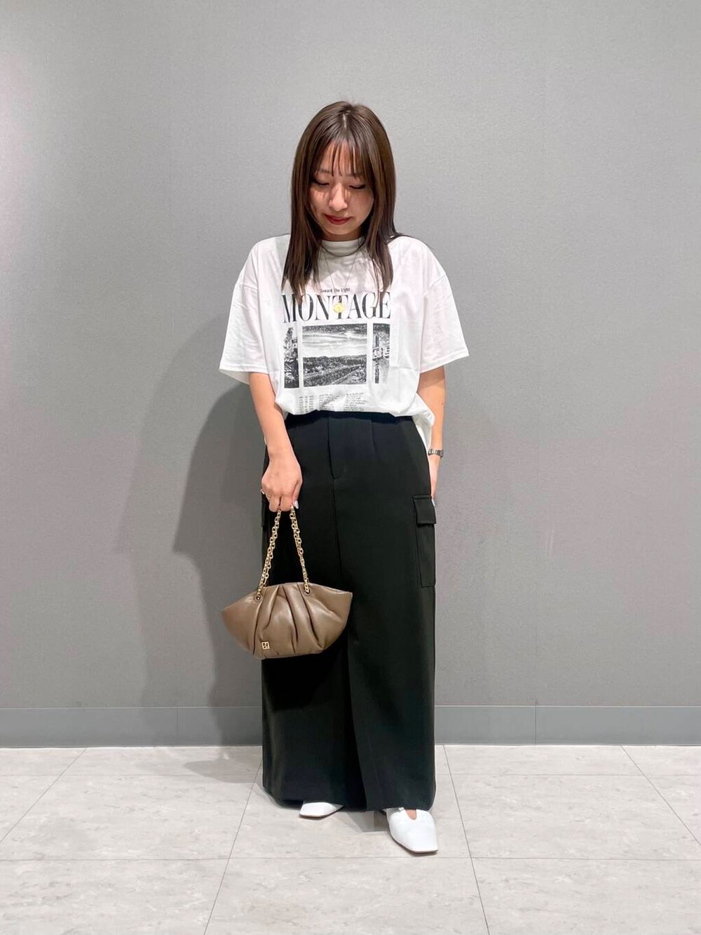 ホワイト系のTシャツ/カットソー、ブラック系のその他アウター、ブラウン系のハンドバッグを着用したレディースの夏コーディネートの4枚目の写真