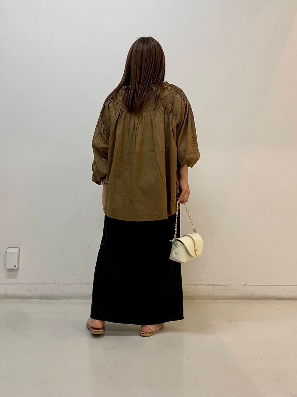ホワイト系のショルダーバッグ、ブラック系のスカート、ブラウン系のシャツ/ブラウスを着用したレディースの夏コーディネートの4枚目の写真