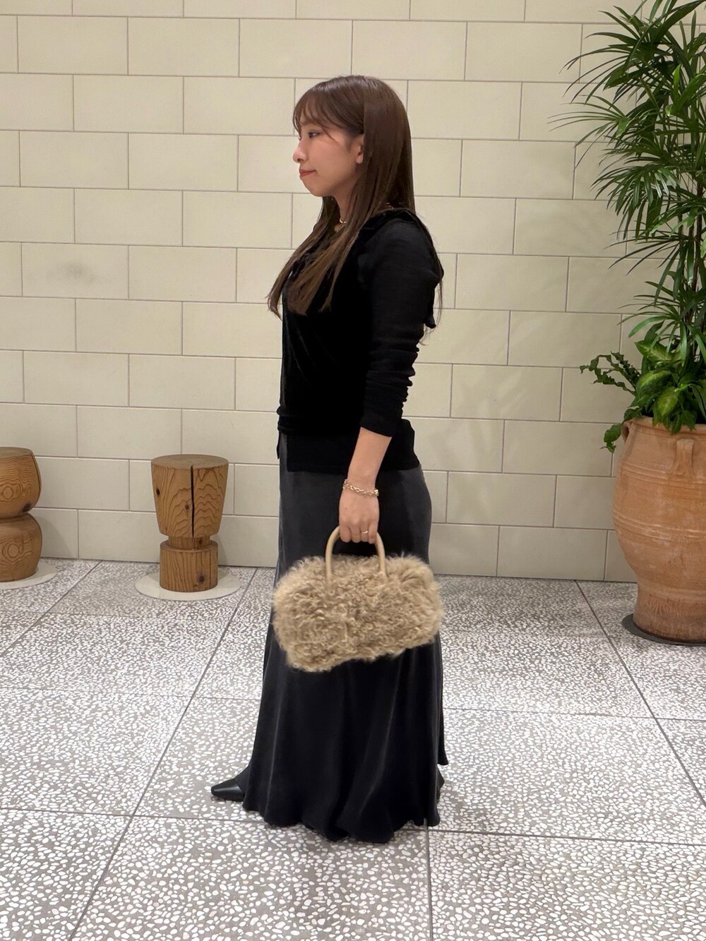 ブラック系のカーディガン/ボレロ、ブラック系のその他トップス、グレー系のスカートを着用したレディースの秋コーディネートの3枚目の写真