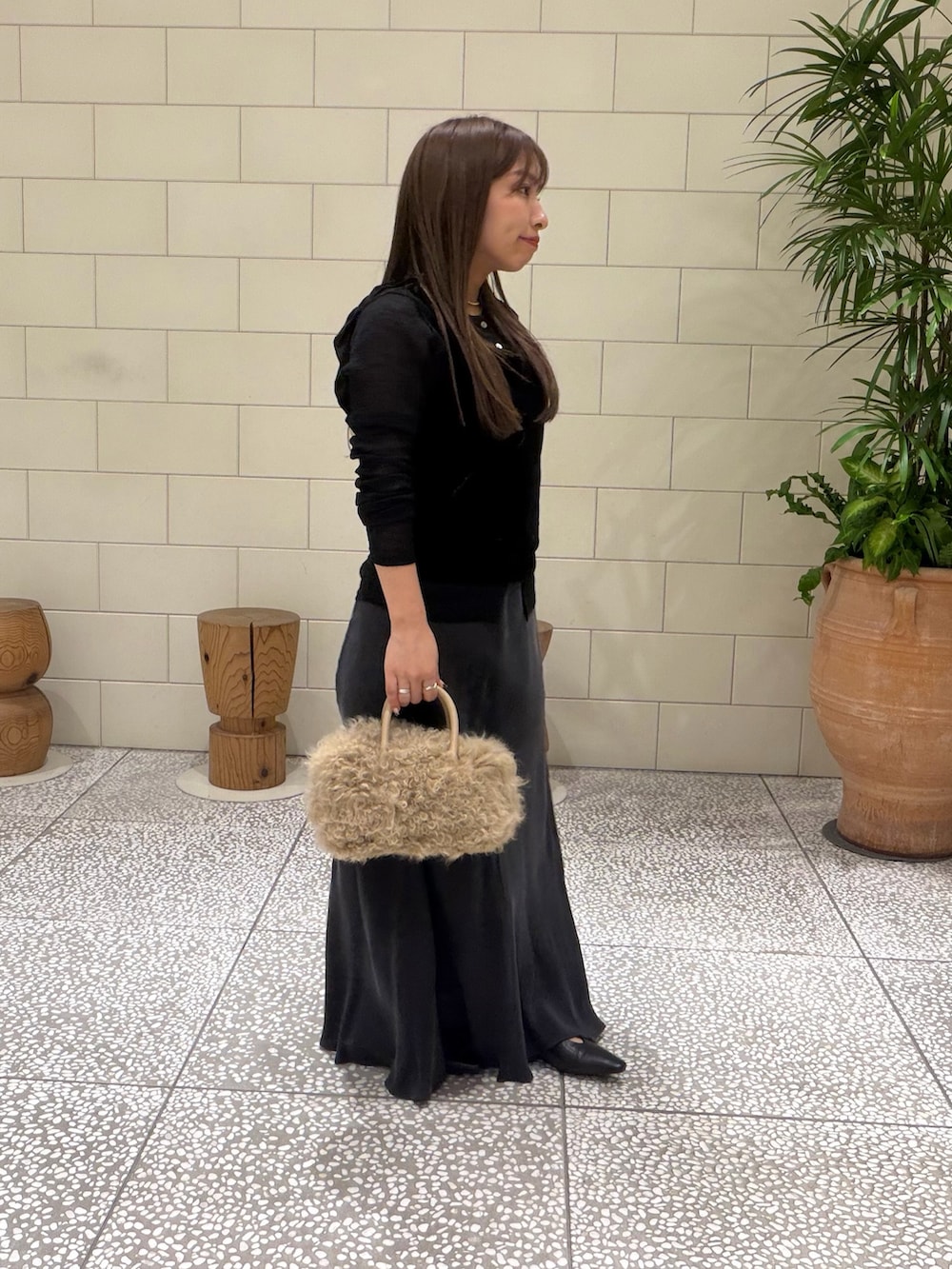 ブラック系のカーディガン/ボレロ、ブラック系のその他トップス、グレー系のスカートを着用したレディースの秋コーディネートの2枚目の写真