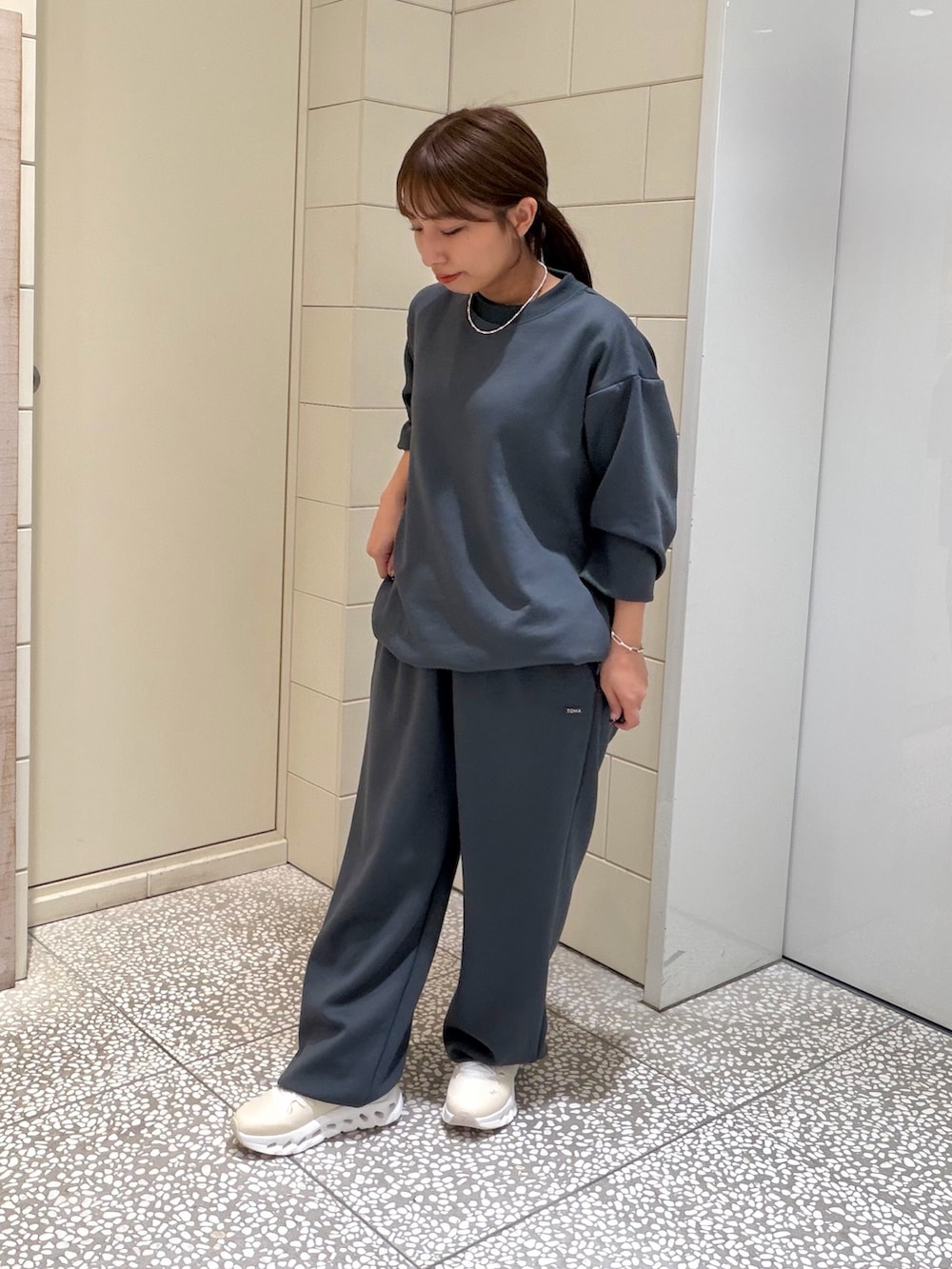 ホワイト系のスニーカー、グレー系のルームウェア/パジャマを着用したレディースの夏コーディネートの2枚目の写真