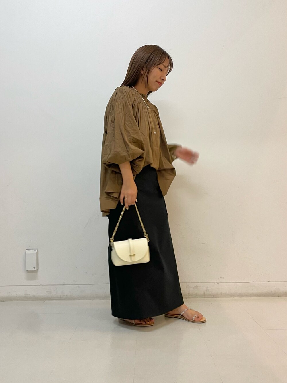 ブラック系のスカートを着用したレディースの夏コーディネートの2枚目の写真