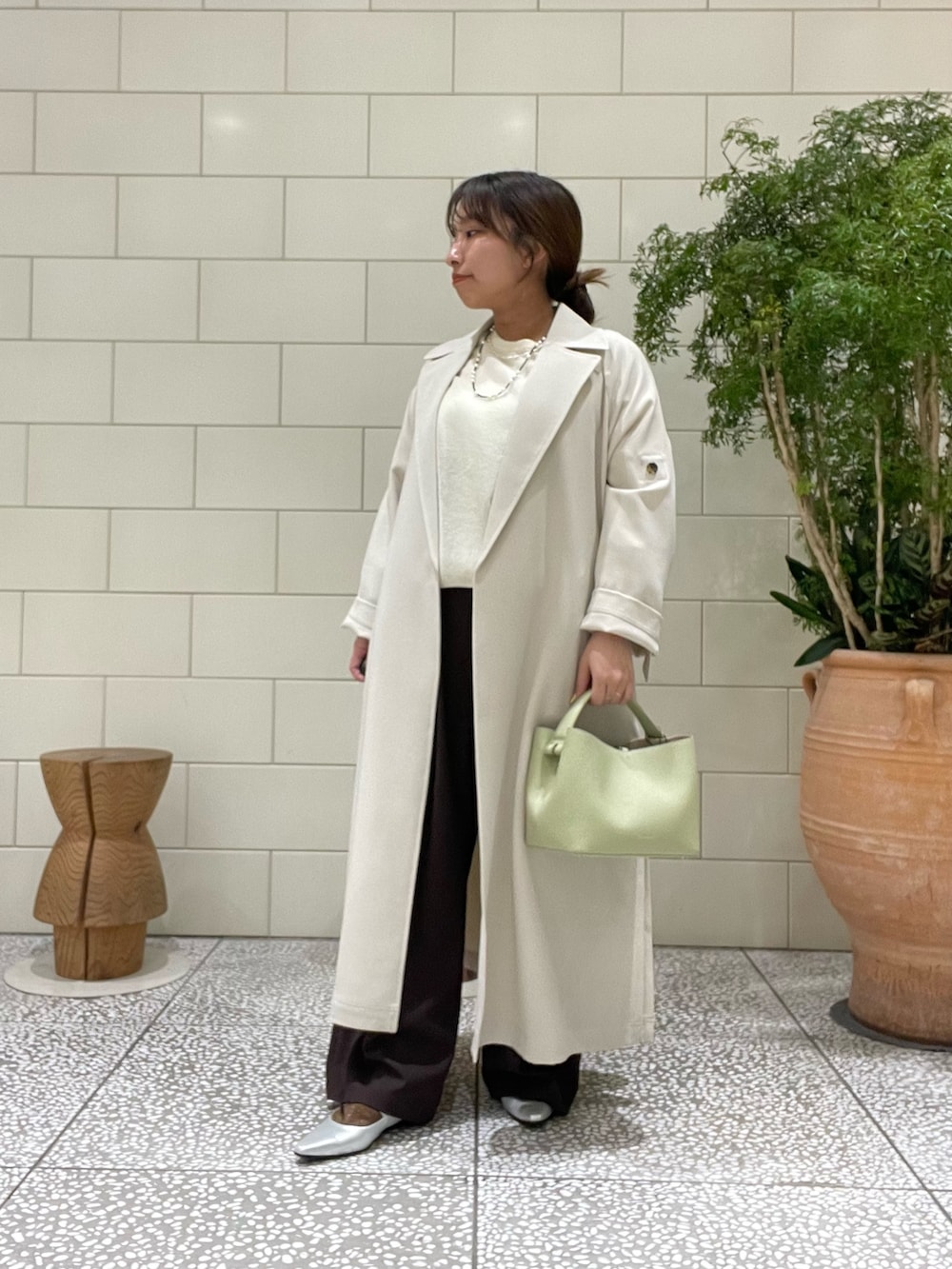 ブラウン系のその他パンツ、ホワイト系のトレンチコート、ホワイト系のニット/セーターを着用したレディースの冬コーディネートの3枚目の写真