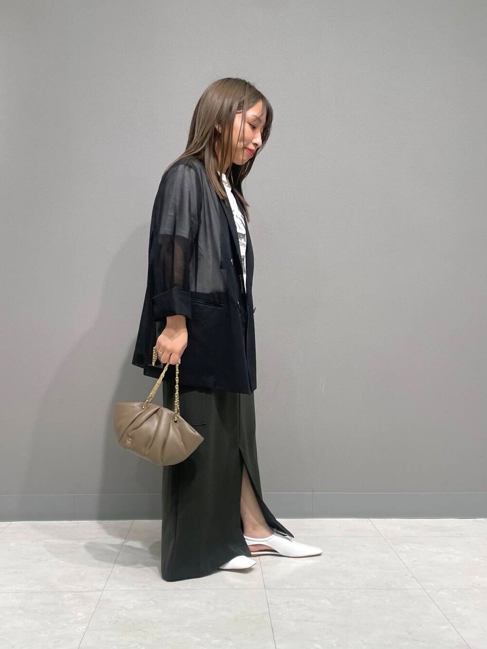 ホワイト系のTシャツ/カットソー、ブラック系のその他アウター、ブラウン系のハンドバッグを着用したレディースの夏コーディネートの2枚目の写真