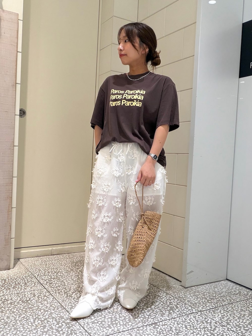 ブラウン系のTシャツ/カットソー、ホワイト系のその他パンツ、ホワイト系のその他シューズを着用したレディースの夏コーディネートの2枚目の写真