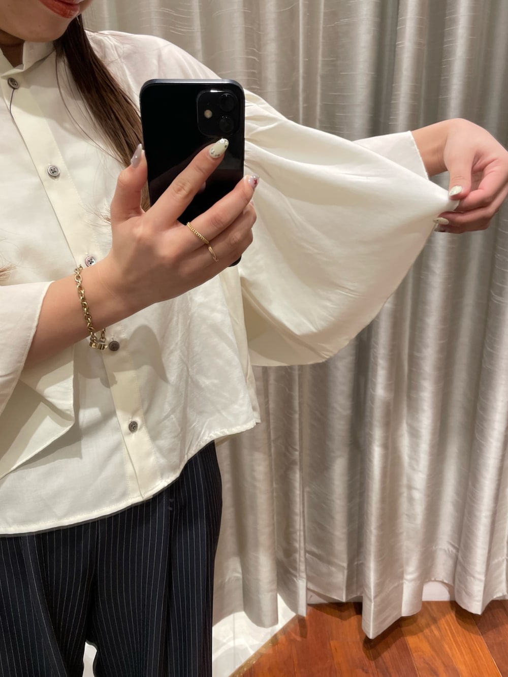 ブラック系のその他アウター、その他のその他パンツ、ブラック系のパンプスを着用したレディースの春コーディネートの3枚目の写真