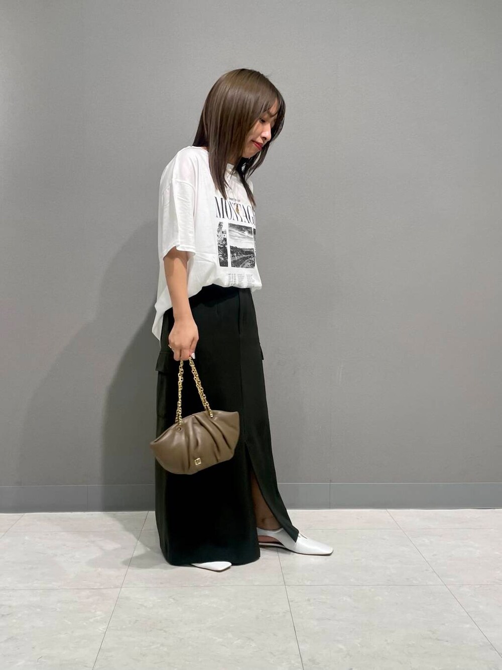 ホワイト系のTシャツ/カットソー、ブラック系のその他アウター、ブラウン系のハンドバッグを着用したレディースの夏コーディネートの5枚目の写真