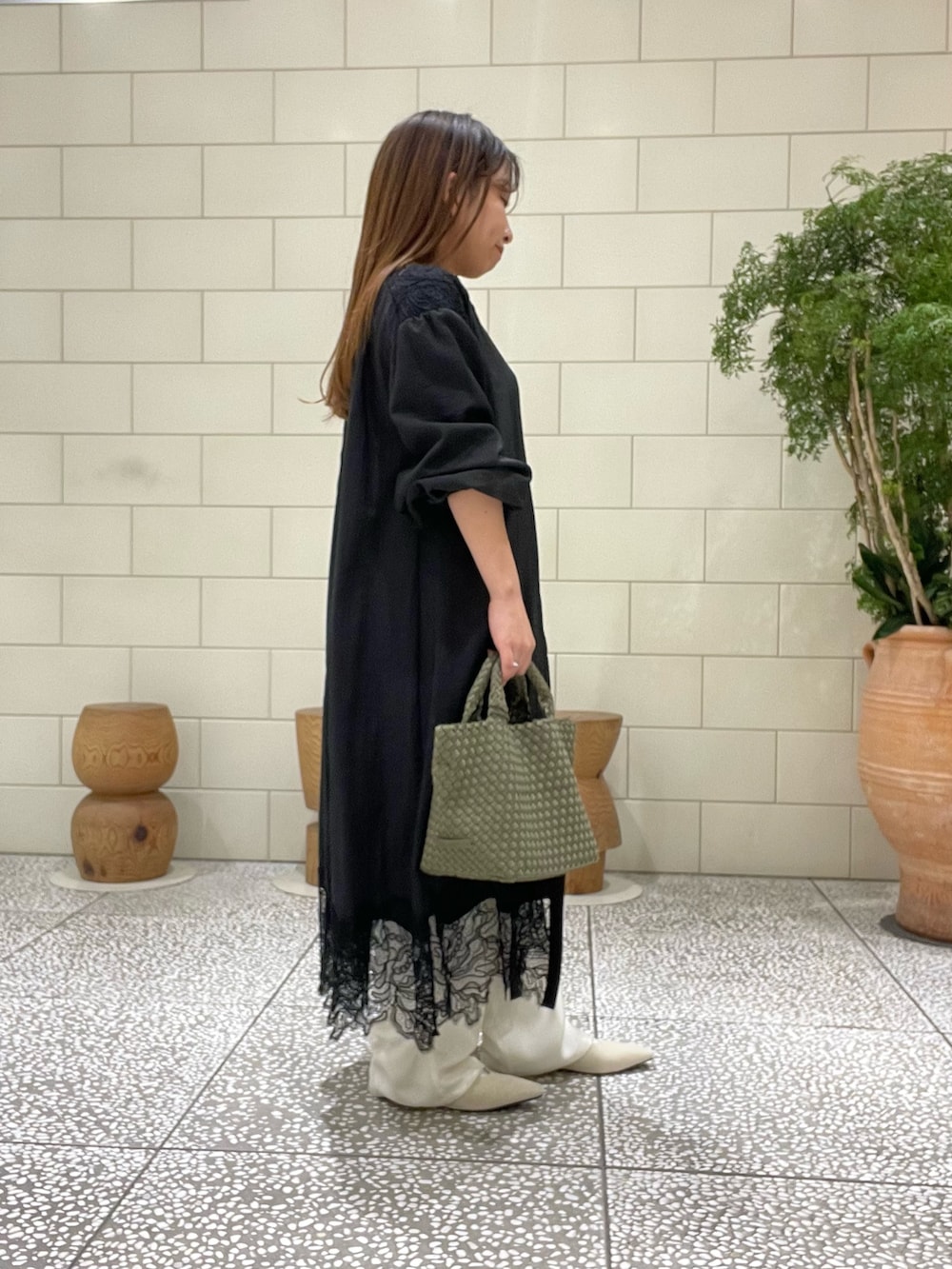 ブラック系のワンピース、ホワイト系のその他パンツ、グリーン系のトートバッグを着用したレディースの春コーディネートの3枚目の写真