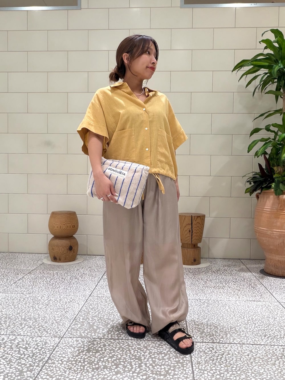 ベージュ系のシャツ/ブラウス、ベージュ系のその他パンツ、ブラック系のサンダルを着用したレディースの夏コーディネートの3枚目の写真