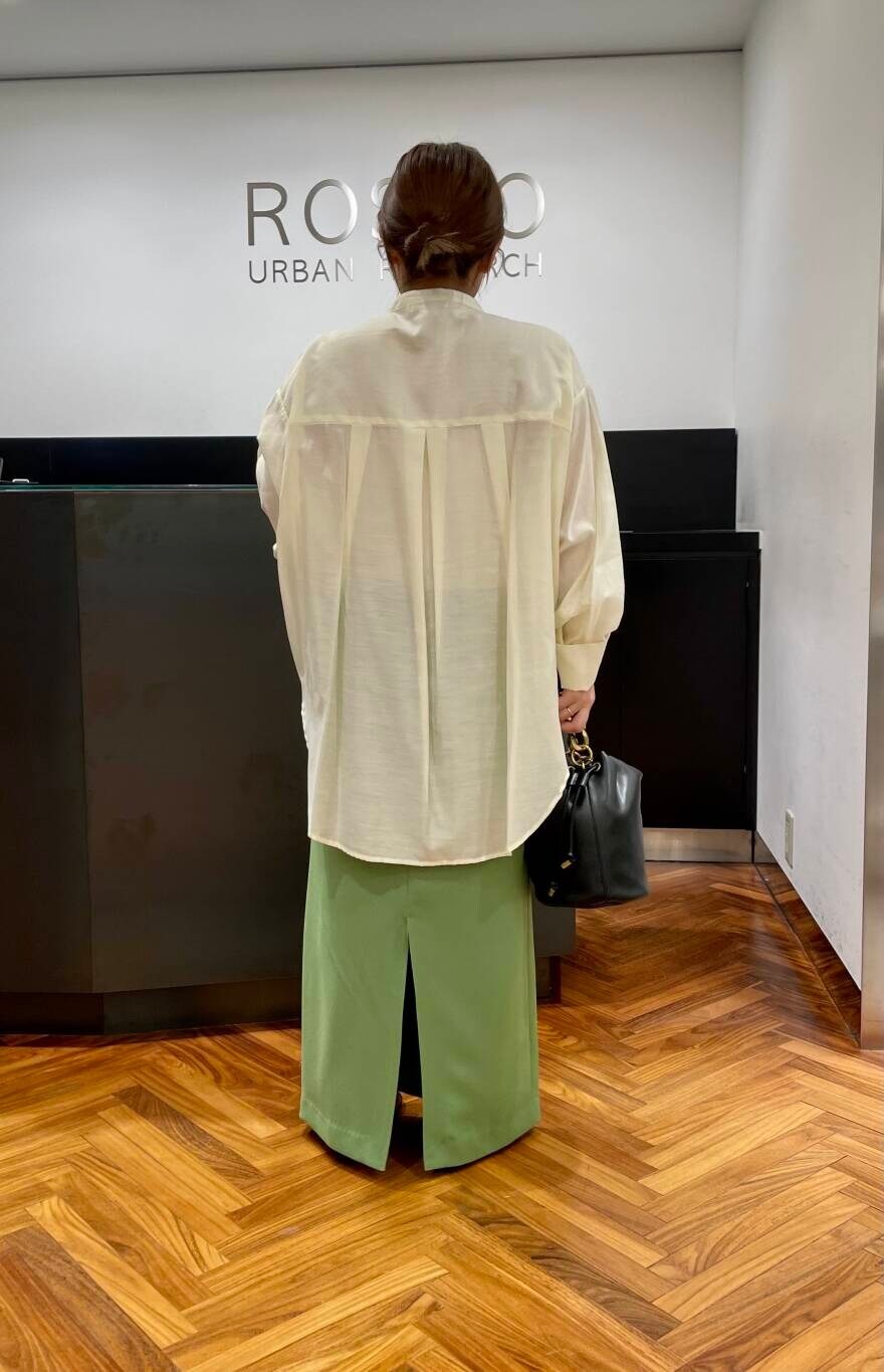 グリーン系のスカート、ブラック系のショルダーバッグを着用したレディースの夏コーディネートの3枚目の写真