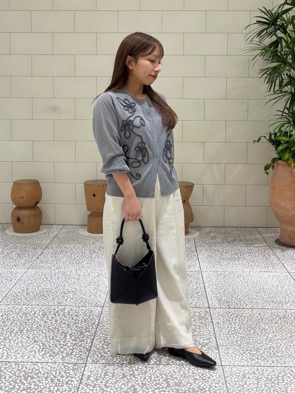 グレー系のカーディガン/ボレロ、ホワイト系のその他パンツ、ブラック系のその他シューズを着用したレディースの秋コーディネートの2枚目の写真