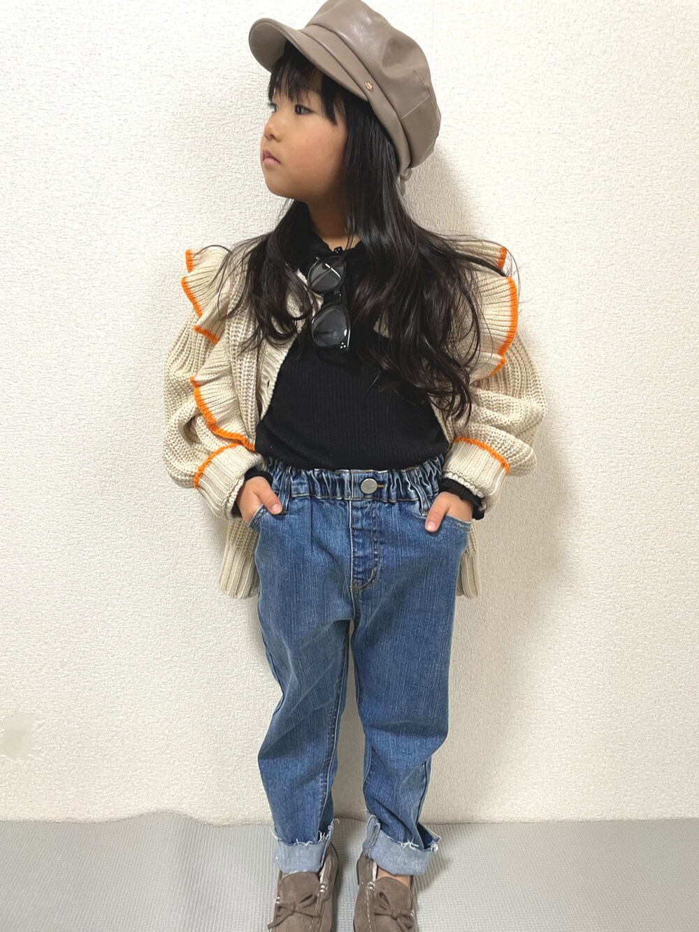 ホワイト系のカーディガン/ボレロ、ブルー系のデニムパンツ、グレー系のモカシン/デッキシューズを着用したキッズの冬コーディネートの2枚目の写真