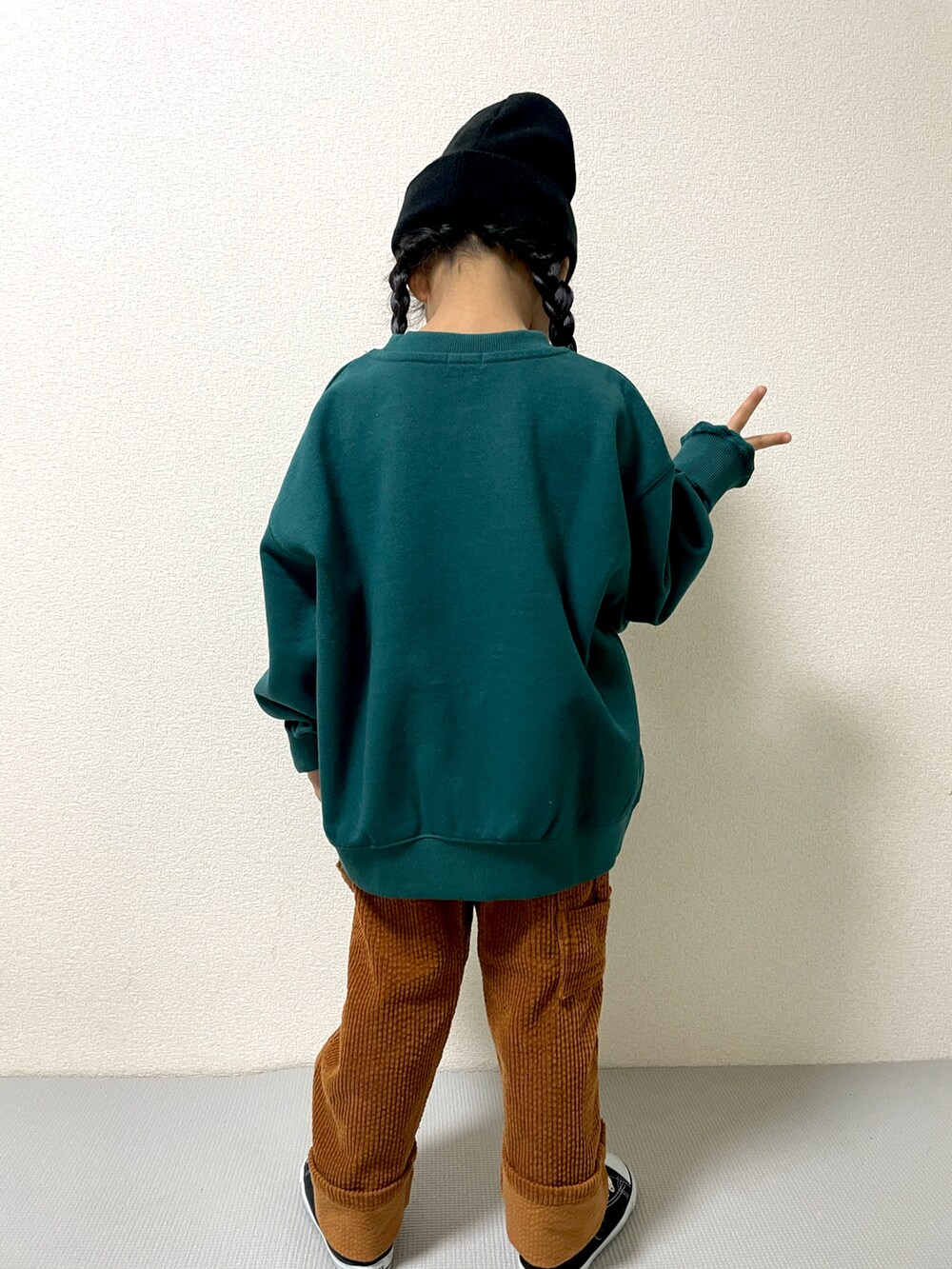 グリーン系のスウェット、イエロー系のその他パンツ、ブラック系のスニーカーを着用したキッズの冬コーディネートの3枚目の写真