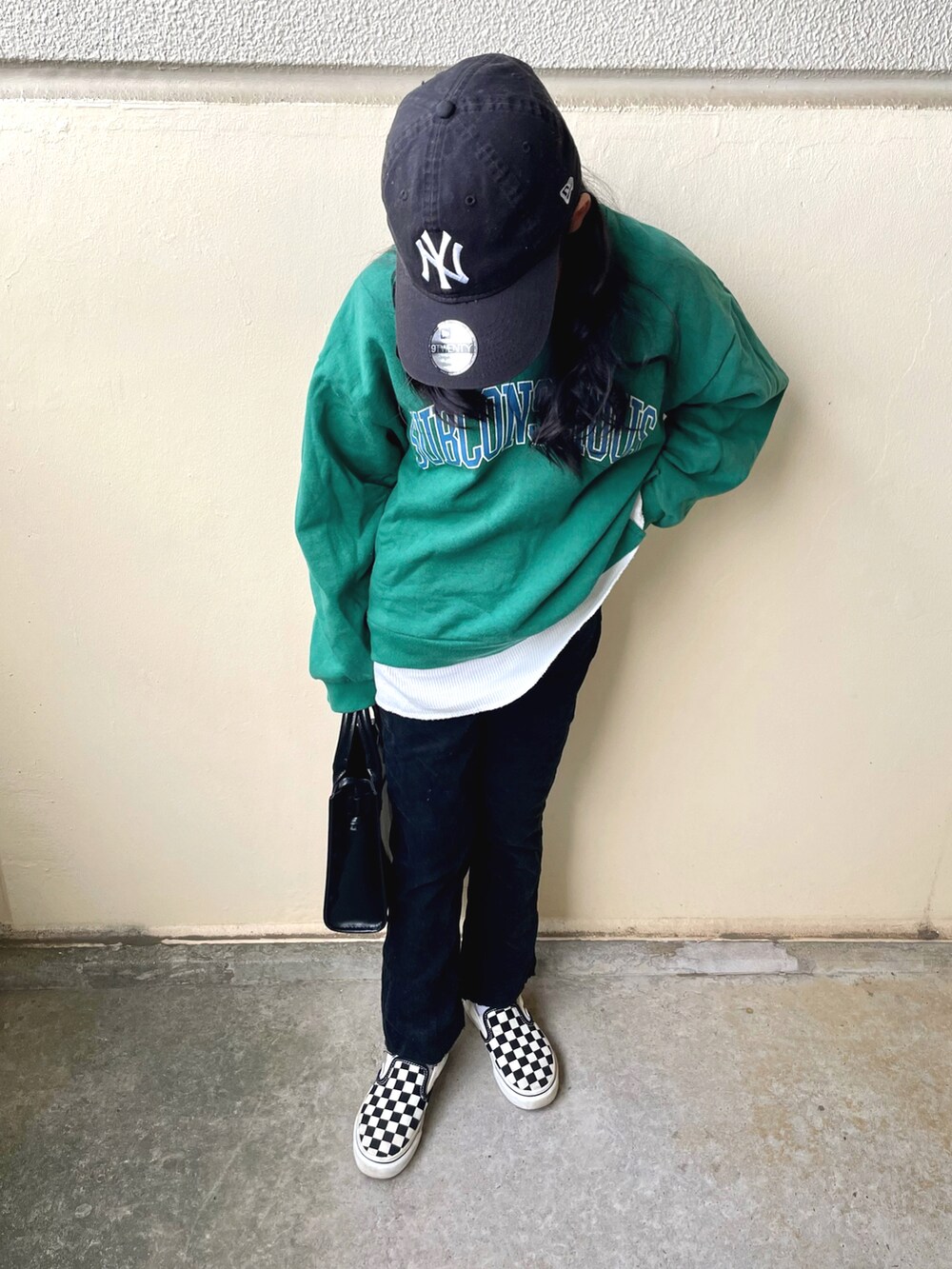 グリーン系のTシャツ/カットソー、グレー系のその他パンツ、ブラック系のスリッポンを着用したキッズの冬コーディネートの2枚目の写真