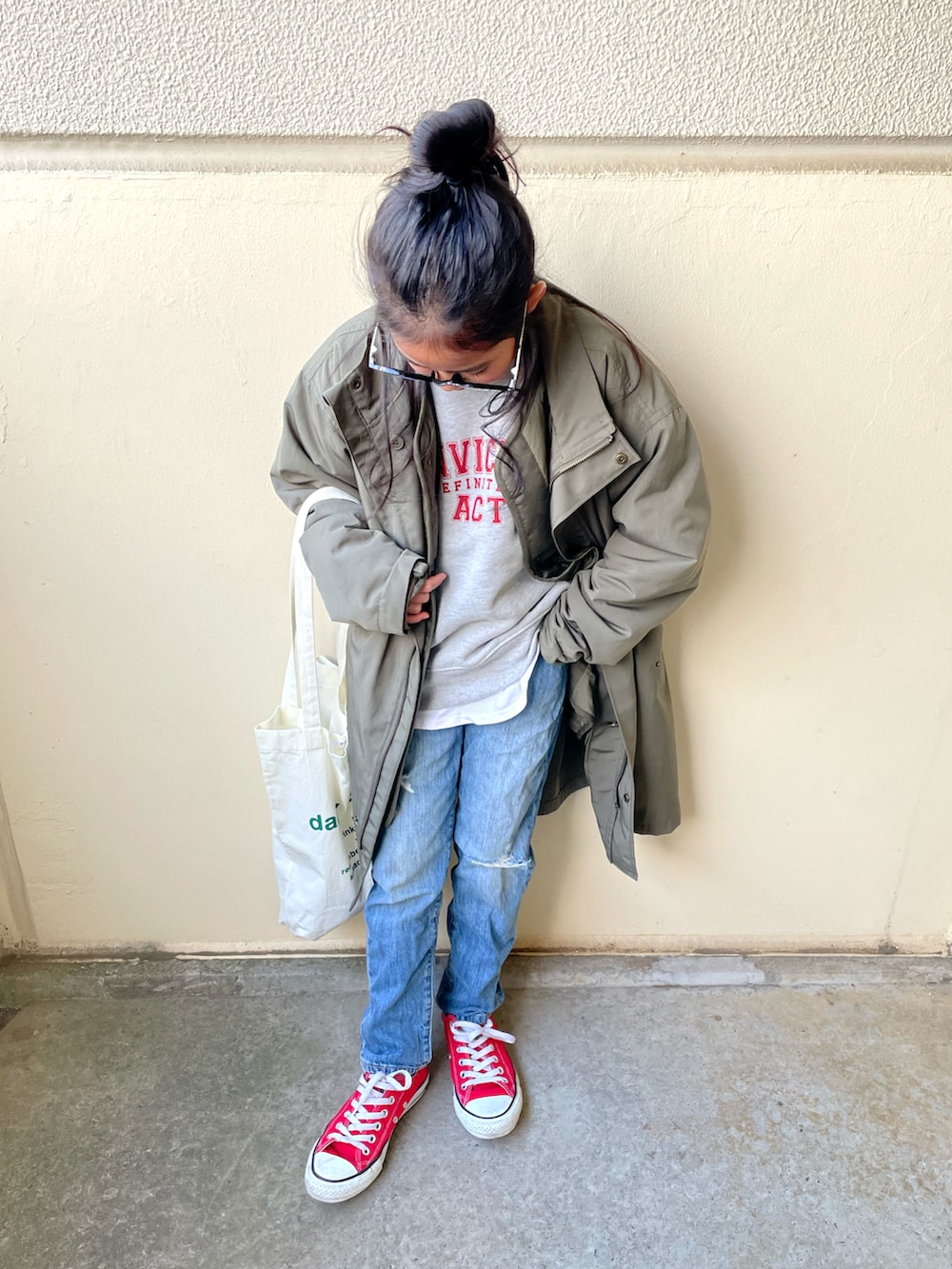 グリーン系のモッズコート、レッド系のスニーカーを着用したキッズの冬コーディネートの2枚目の写真