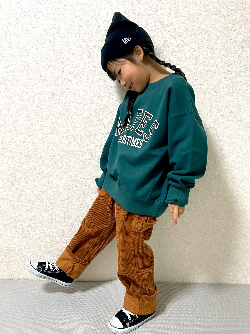 グリーン系のスウェット、イエロー系のその他パンツ、ブラック系のスニーカーを着用したキッズの冬コーディネートの2枚目の写真