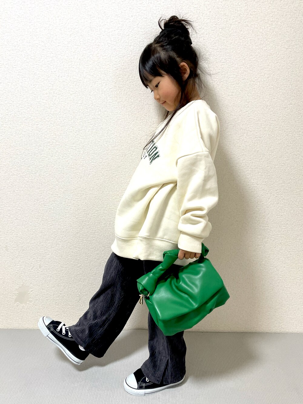 ホワイト系のスウェット、グレー系のその他パンツ、ブラック系のスニーカーを着用したキッズの冬コーディネートの2枚目の写真