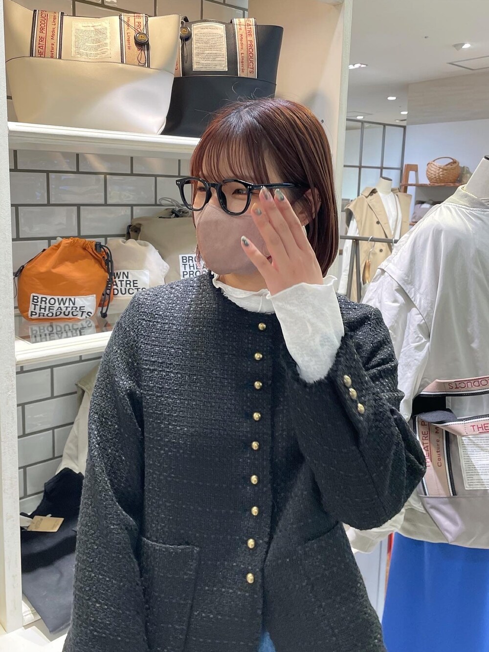 ブラック系のショルダーバッグ、ブラック系のデニムパンツ、ブラック系のその他シューズを着用したレディースの冬コーディネートの3枚目の写真