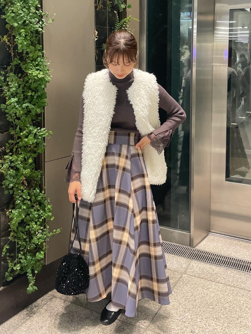 その他のスカート、ブラック系のショルダーバッグ、グレー系のニット/セーターを着用したレディースの秋コーディネートの2枚目の写真