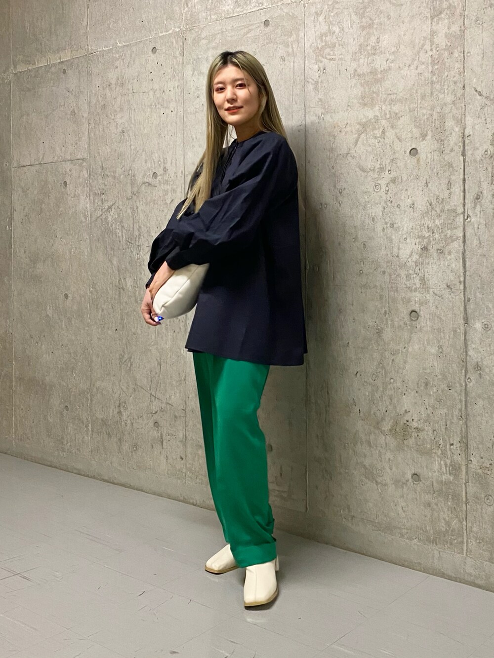 ブルー系のシャツ/ブラウス、グリーン系のその他パンツ、ホワイト系のブーツを着用したレディースの冬コーディネートの2枚目の写真